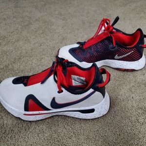 Nike pg4 athletic shoes size 6. Like new.
